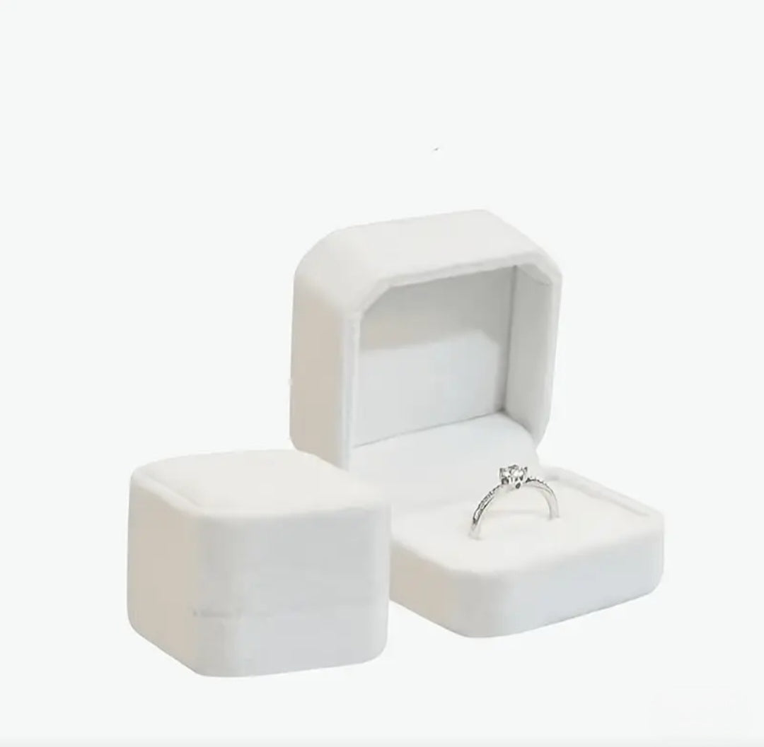 WHITE SQUARED RING BOX