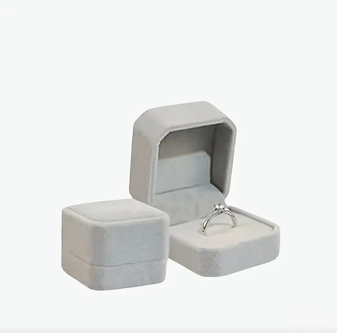 GREY SQUARED RING BOX