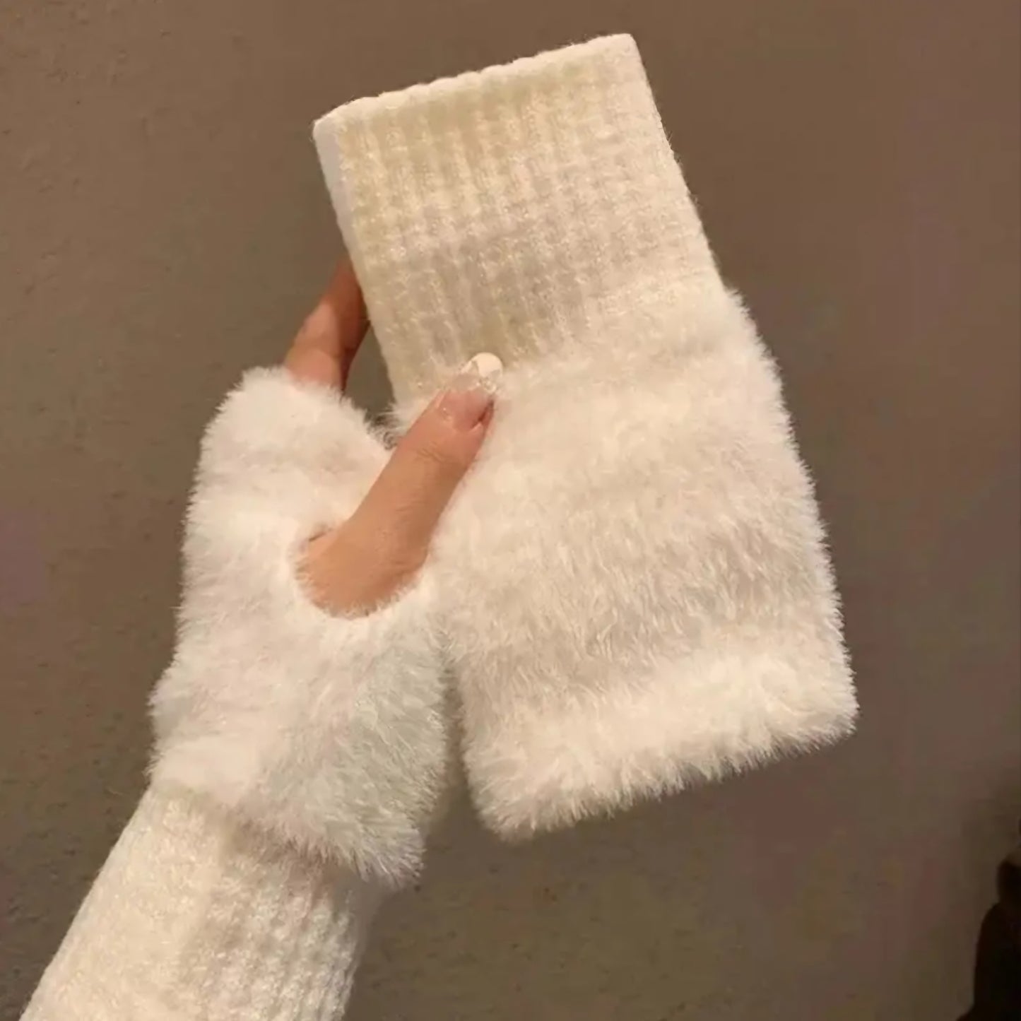 WHITE FINGERLESS WINTER GLOVES