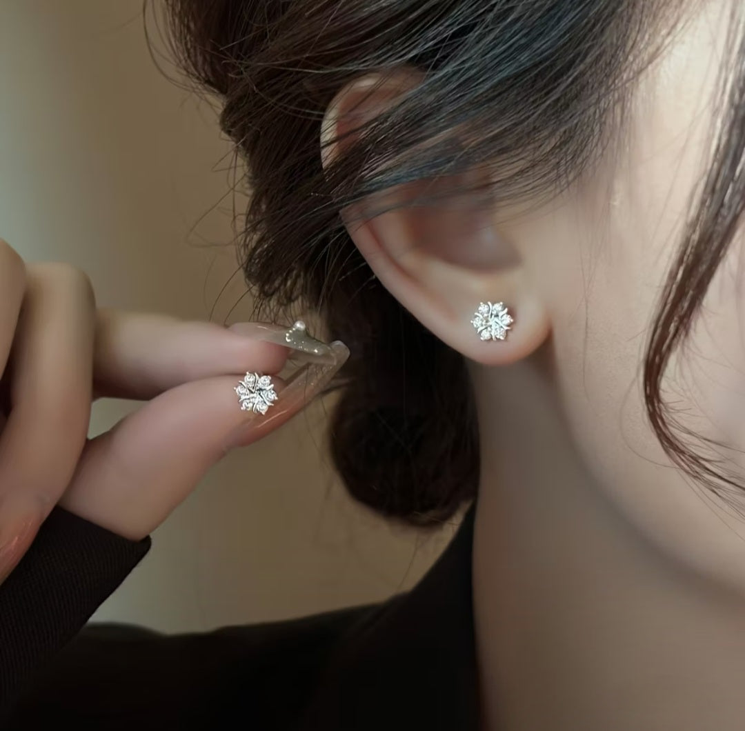 SNOW FLAKE STUD EARRINGS