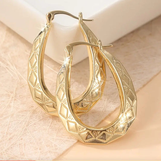 ELEGANT GOLDEN OVAL HOOP EARRINGS