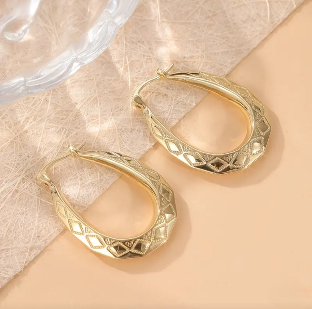 ELEGANT GOLDEN OVAL HOOP EARRINGS