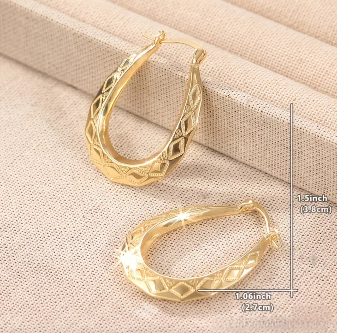 ELEGANT GOLDEN OVAL HOOP EARRINGS