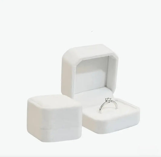 WHITE SQUARED RING BOX