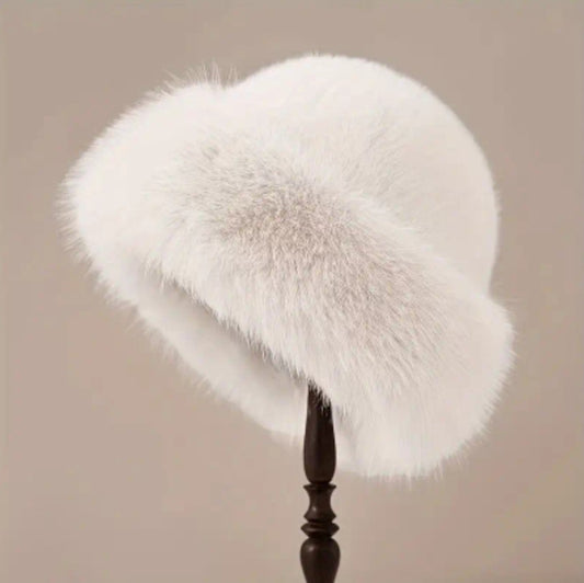 WHITE LUXURIOUS FUR HAT