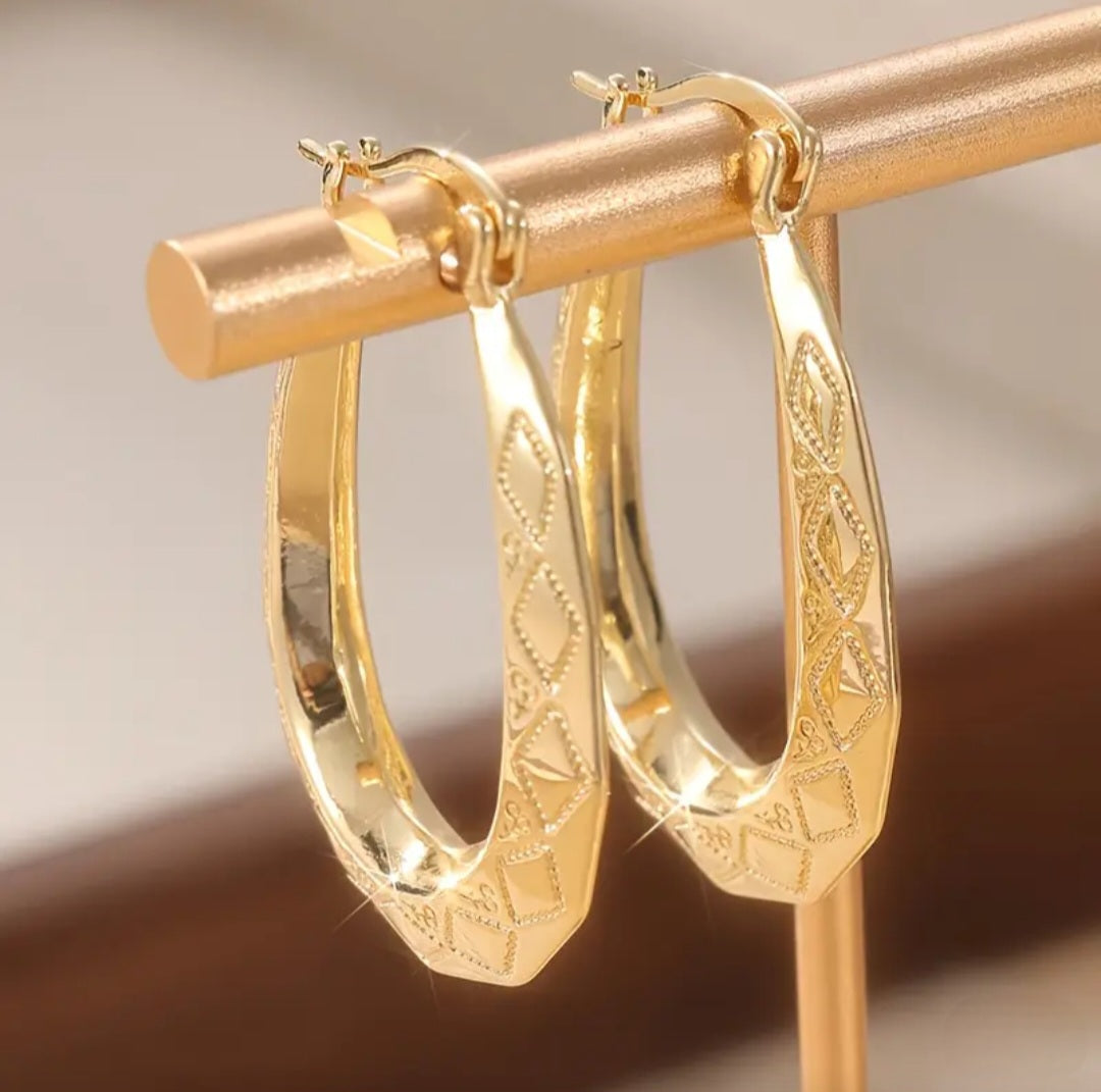 ELEGANT GOLDEN OVAL HOOP EARRINGS
