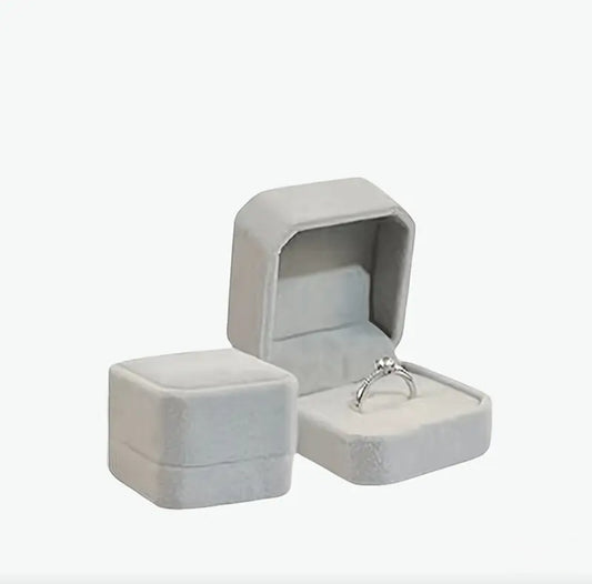 GREY SQUARED RING BOX